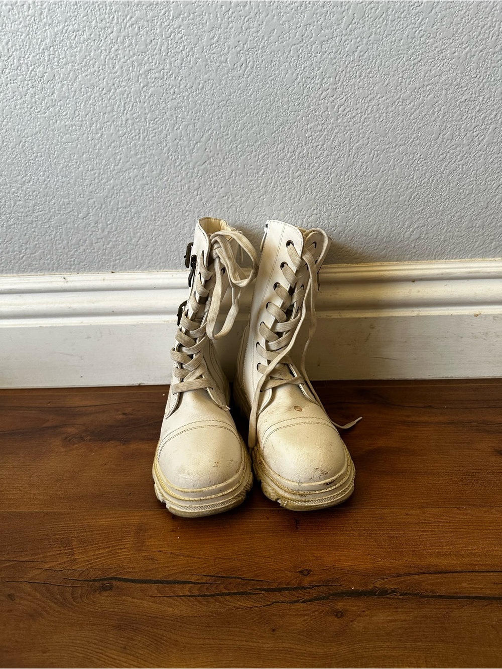 Kids size 2 White/Cream Lace-Up Combat Boots for Everyday Play